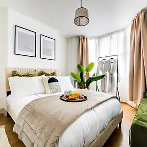 Apartment Heart Of Hackney - 2bed Garden Flat Sleeps 6, London