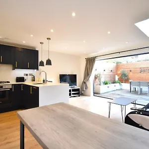 Apartment Stunning 2 Bed, London