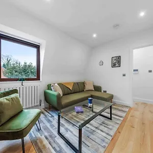 Apartment Serviced Apt In Central Lr3, London